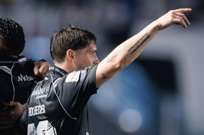 Rollheiser comemora o seu gol apontando para a torcida do Santos.; Meia fez partida muito boa contra o Cruzeiro.