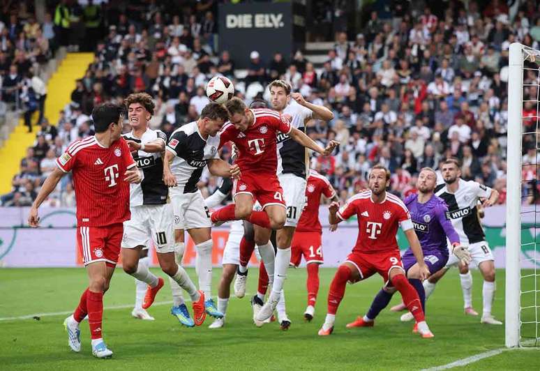Lukas Petkov, do Elversberg, e Josip Stanisic, do Bayern, travam disputa a&eacute;rea na Ursapharm-Arena &ndash;