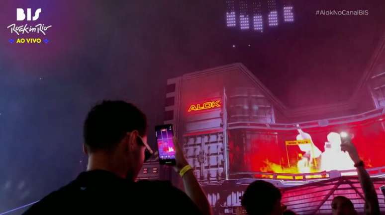 F&atilde; durante show de Alok no palco New Dance Order do Rock In Rio 2026