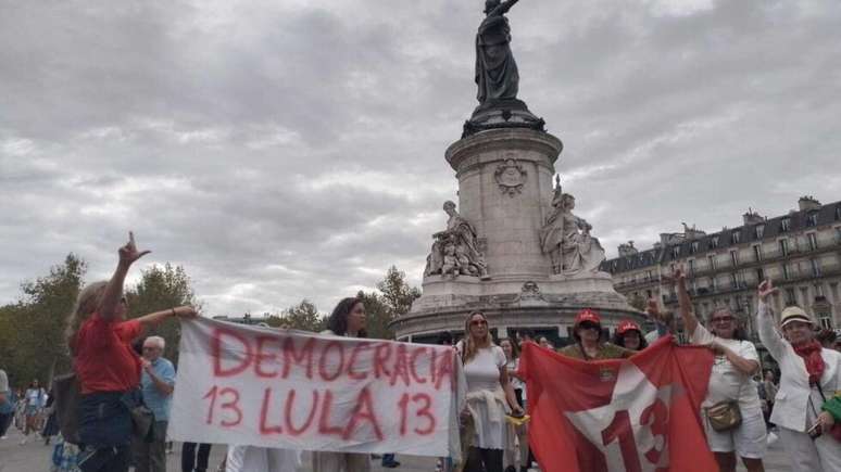 Parte do p&uacute;blico aproveitou a Lavagem da Madeleine para se manifestar politicamente. Durante o cortejo, grupo de militantes portava cartazes em apoio ao presidente Lula (PT).