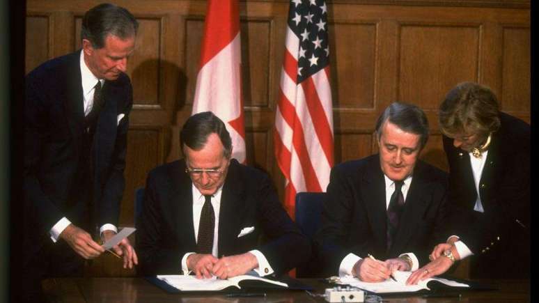 O ex-presidente americano George H. W. Bush (1924-2018) assinou a hist&oacute;rica iniciativa do ar limpo em 1991, com o ent&atilde;o primeiro-ministro canadense, Brian Mulroney (1939-2024). Seu objetivo era reduzir a chuva &aacute;cida.