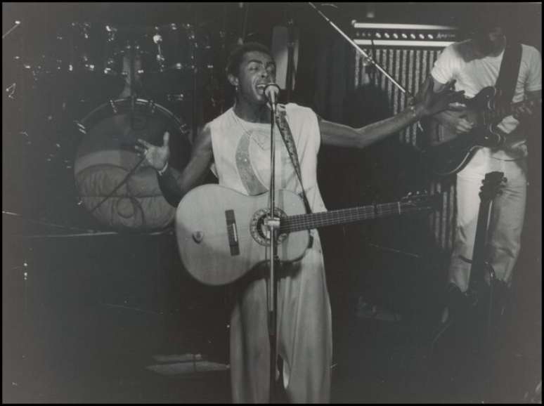 Em 1981, Gilberto Gil apresenta o show Luar no Teatro Pixinguinha, que funcionou no Sesc Consola&ccedil;&atilde;o
