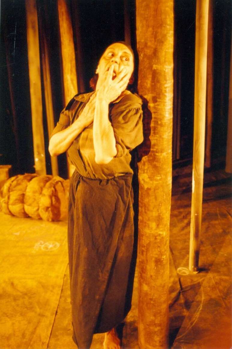 Laura Cardoso no espet&aacute;culo 'Vereda da Salva&ccedil;&atilde;o' do Centro de Pesquisa Teatral (CPT), do Sesc, em 1993