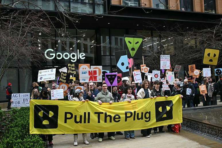 Grupos como o PauseAI UK &mdash; retratado acima protestando em frente ao escrit&oacute;rio do Google em Londres &mdash; est&atilde;o preocupados com a velocidade do desenvolvimento da IA