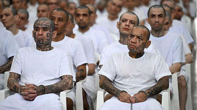 Em El Salvador, sob o comando de Bukele, imagens de supostos membros de gangues na pris&atilde;o transmitem forte mensagem de submiss&atilde;o do crime ao Estado