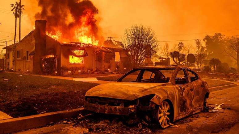 Cientistas afirmam que, se o aquecimento global se acelerar, devemos esperar mais inc&ecirc;ndios florestais, como os que ocorreram no ano passado em Los Angeles, nos Estados Unidos