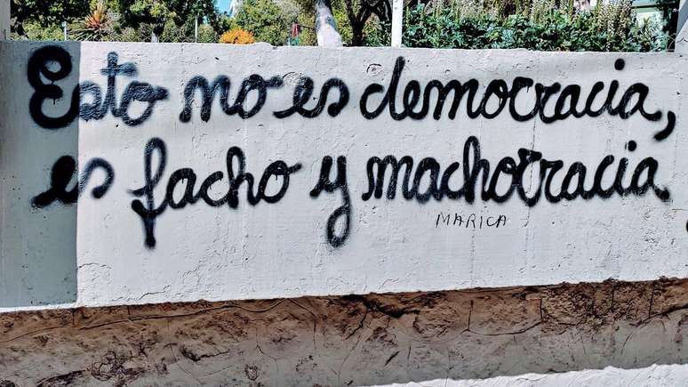 Grafite do coletivo Mulheres Criando, dizendo: 'Isso n&atilde;o &eacute; democracia, &eacute; fascismo e machocracia'