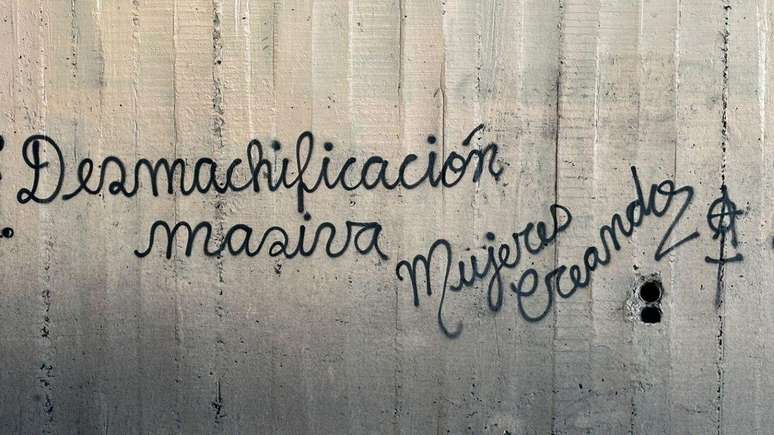 Grafite do coletivo Mulheres Criando, pedindo a 'desmachifica&ccedil;&atilde;o em massa'