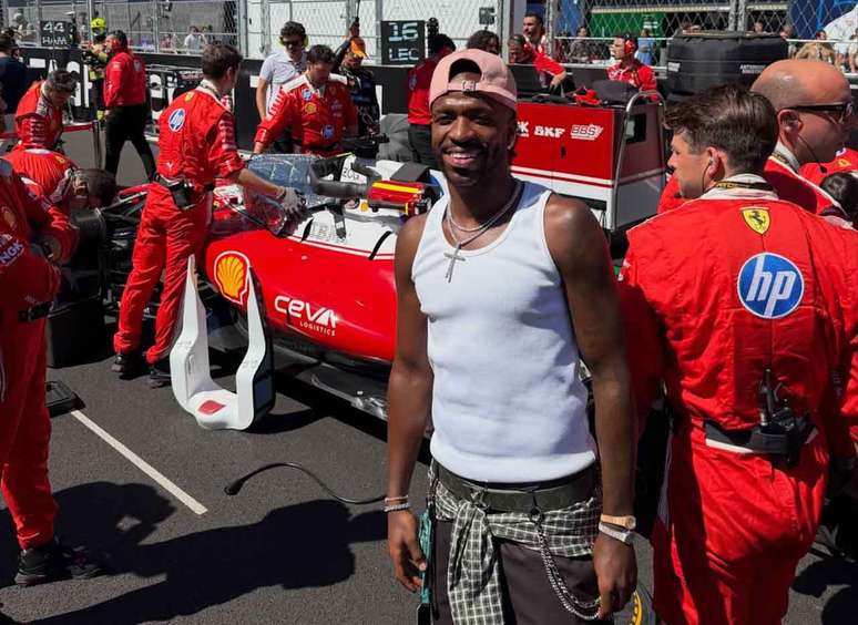 Vini Jr, em momento de tietagem, posa para foto na pista em frente a um dos carros da equipe Ferrari &ndash;
