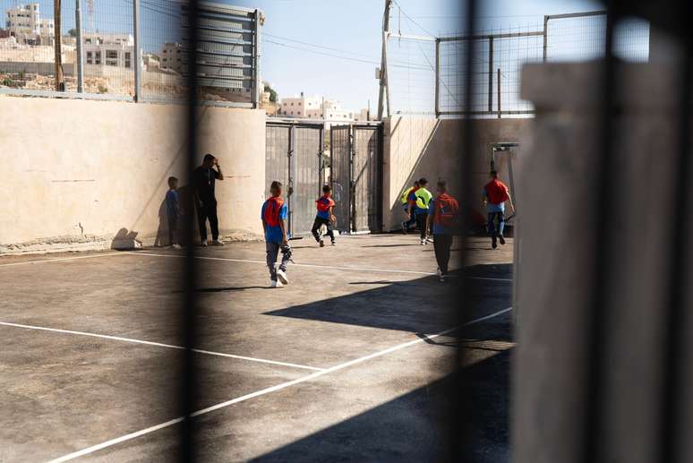 Crian&ccedil;as jogando futebol