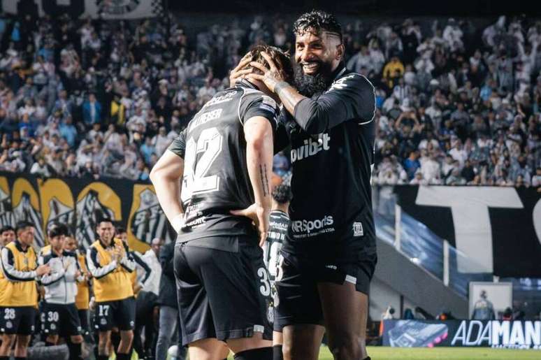 Rodnei e Rollheiser vibram com gol sobre o Cruzeiro na Vila Belmiro &ndash;