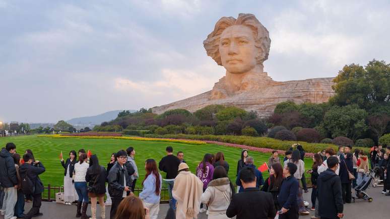 A est&aacute;tua do jovem Mao Ts&eacute;-Tung na Ilha Laranja, em Changsha, prov&iacute;ncia de Hunan, tornou-se uma atra&ccedil;&atilde;o tur&iacute;stica popular