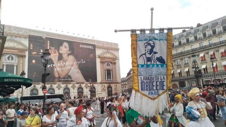 Inspirada na centen&aacute;ria lavagem das escadarias da Igreja do Senhor do Bonfim, em Salvador, o evento em Paris reuniu multid&atilde;o pelas ruas da capital francesa.