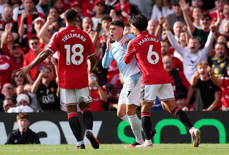 Phil Foden recebe vermelho direto no in&iacute;cio da partida &ndash;