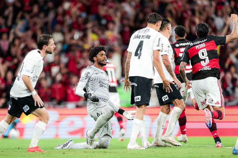 Corinthians perdeu para o Flamengo e v&ecirc; a zona de rebaixamento cada vez mais de perto &ndash;
