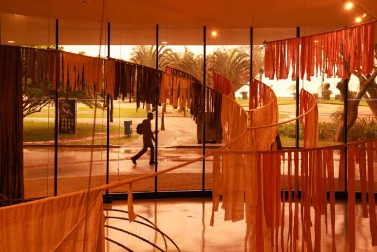 Obra de Jota Momba&ccedil;a agora ocupa a Sala de Vidro do MAM