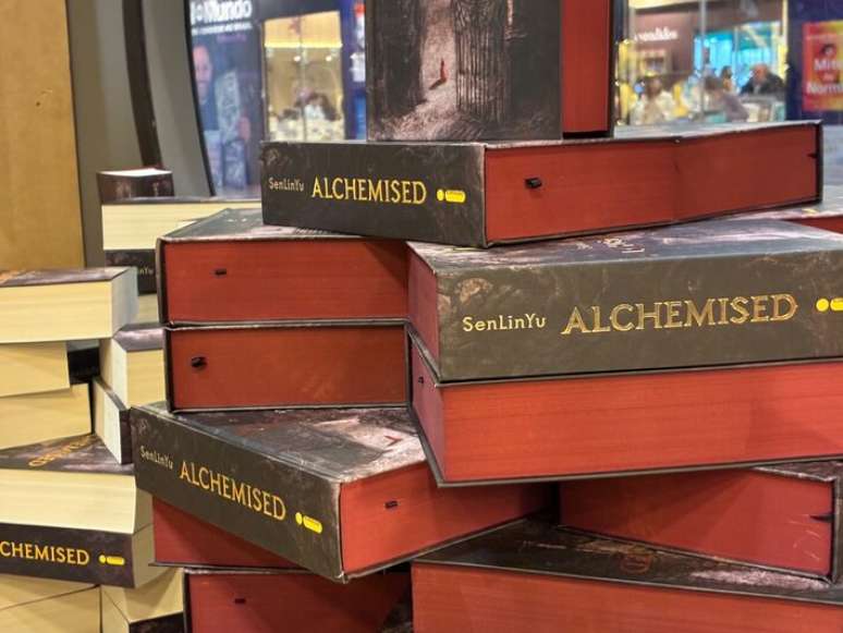 'Alchemised', livro de quase mil p&aacute;ginas, &eacute; um dos 'calhama&ccedil;os' que fizeram sucesso na Bienal Internacional do Livro de S&atilde;o Paulo 2026.