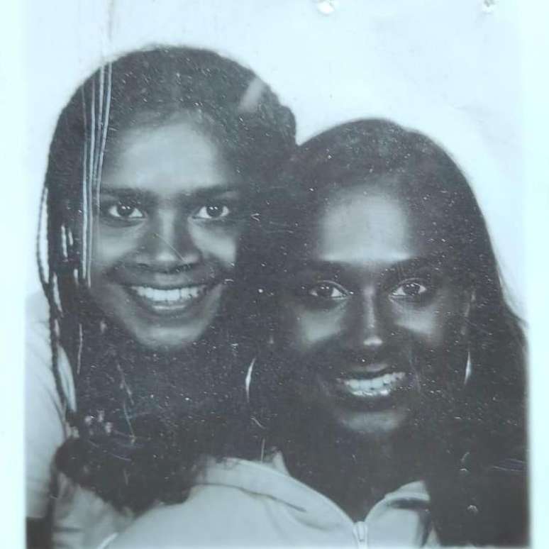 Minal e Meena, ainda adolescentes, em um retiro de fim de semana na d&eacute;cada de 1990