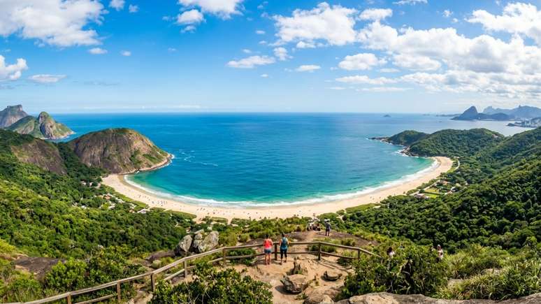 A Trilha do Morro das Andorinhas oferece a combina&ccedil;&atilde;o perfeita entre praticidade e beleza natural no litoral fluminense.