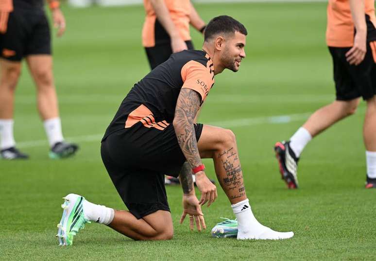 Bruno Guimar&atilde;es durante atividade no CT dos Gunners &ndash;