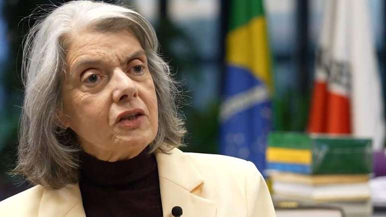 A ministra C&aacute;rmen L&uacute;cia afirma que a Constitui&ccedil;&atilde;o teria que ser rasgada para extinguir o direito de voto das mulheres