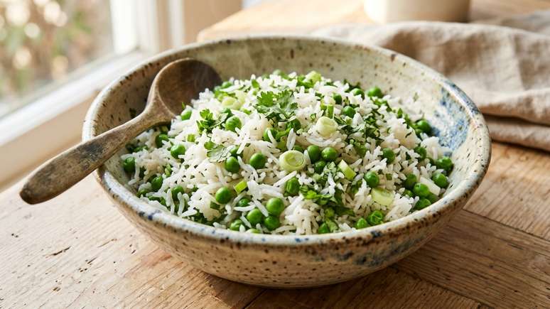 Acrescentar ingredientes verdes ao arroz transforma uma refei&ccedil;&atilde;o simples em uma fonte rica de nutrientes e fibras.