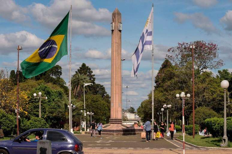 A fronteira Santana do Livramento-Rivera &eacute; o local escolhido por milhares de cubanos para passar do Brasil para o Uruguai e pedir ref&uacute;gio.