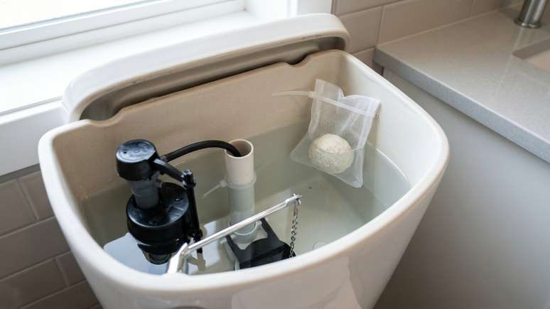 Aprenda a fazer uma bolinha caseira de bicarbonato e creme dental para manter o vaso sanit&aacute;rio limpo e sem esfor&ccedil;o.