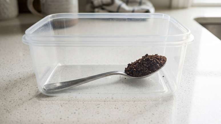 A borra de caf&eacute; seca &eacute; uma alternativa natural e eficiente para neutralizar odores persistentes em recipientes pl&aacute;sticos.