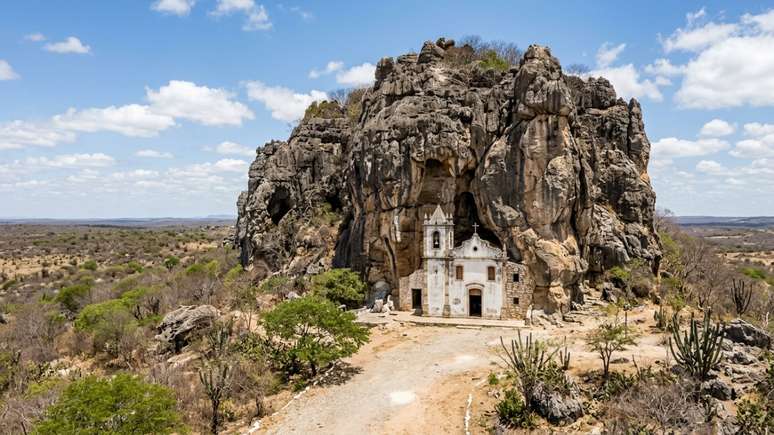 O santu&aacute;rio secular fundado no s&eacute;culo dezessete une geologia impressionante e profunda devo&ccedil;&atilde;o popular no sert&atilde;o.