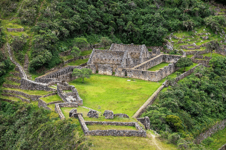 Em Cusco, o s&iacute;tio arqueol&oacute;gico de Choquequirao re&uacute;ne antigas ru&iacute;nas incas em meio &agrave;s montanhas dos Andes 