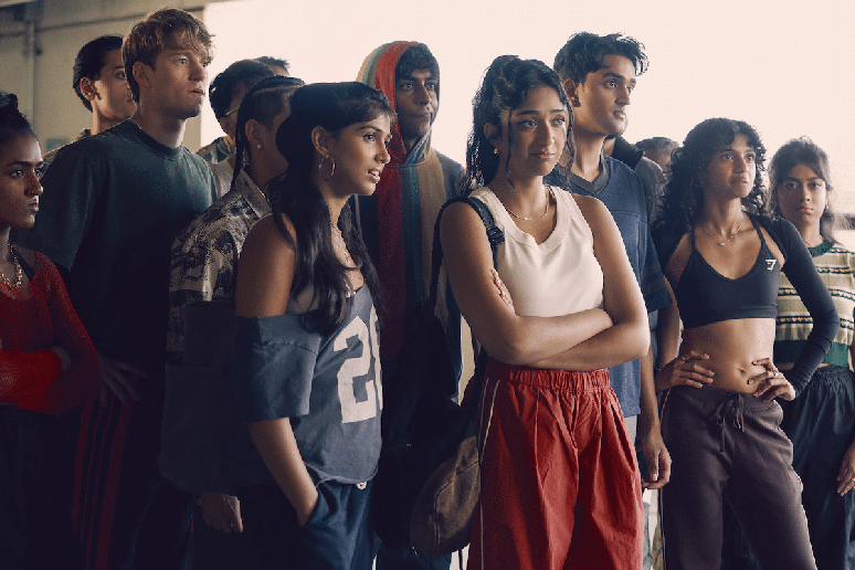 &ldquo;Conforme a M&uacute;sica&rdquo; acompanha duas amigas que enfrentam uma intensa competi&ccedil;&atilde;o de dan&ccedil;a na universidade 