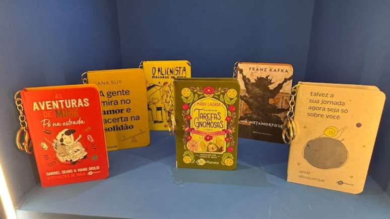 Book charms, ou mini livros em formato de chaveiro, &agrave; venda no estande da editora Planeta na Bienal Internacional do Livro de S&atilde;o Paulo 2026.