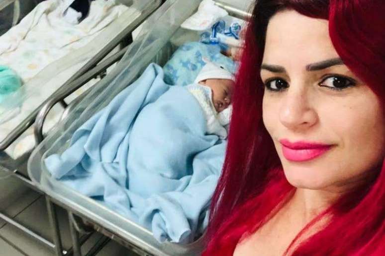 Medina ao lado do filho Kai rec&eacute;m-nascido no hospital p&uacute;blico Pereira Rossell, em Montevid&eacute;u, onde afirma ter recebido atendimento "maravilhoso"