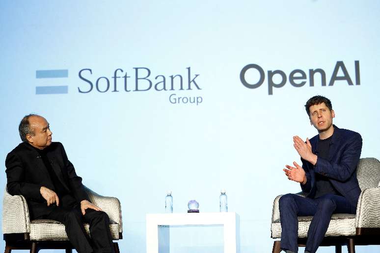 O CEO da SoftBank, Masayoshi Son, e o CEO da OpenAI, Sam Altman, participam de um evento para apresentar solu&ccedil;&otilde;es de IA para empresas em T&oacute;quio, Jap&atilde;o, em 3 de fevereiro de 2025
REUTERS/Kim Kyung-Hoon