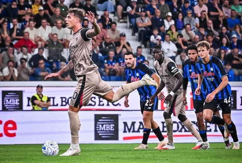 Momento do gol de p&ecirc;nalti marcado por Daniel Maldini na vit&oacute;ria sobre a Atalanta &ndash;