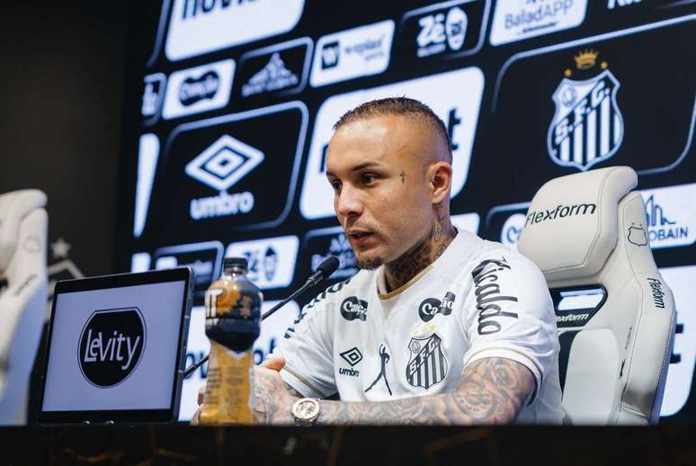 Jogador chegou ao Santos com dois amarelos acumulados pelo clube carioca &ndash; Fotos: Raul Baretta/ Santos FC.