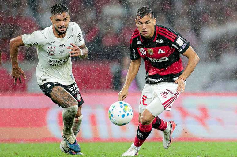 No Maracan&atilde;, Flamengo e Corinthians se enfrentaram antes de seus compromissos continentais &ndash;