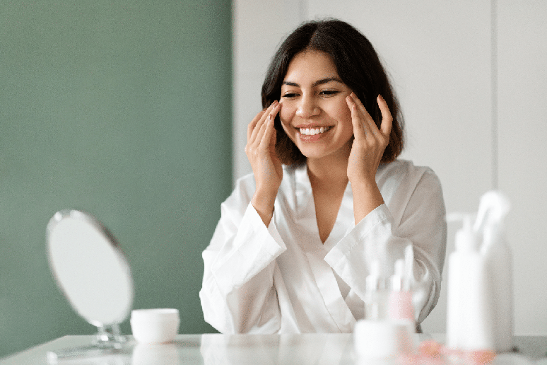 Produtos espec&iacute;ficos para a regi&atilde;o dos olhos podem fazer parte da rotina de skincare 