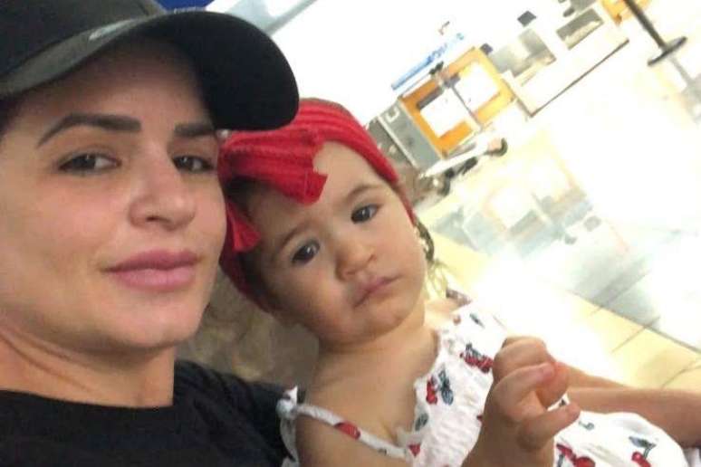 Liudmila Medina com a filha Galilea, a caminho do Uruguai