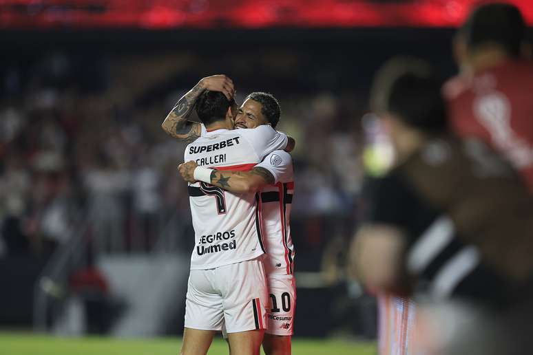 Luciano e Calleri comemoram gol do S&atilde;o Paulo contra o Bol&iacute;var na Sul-Americana