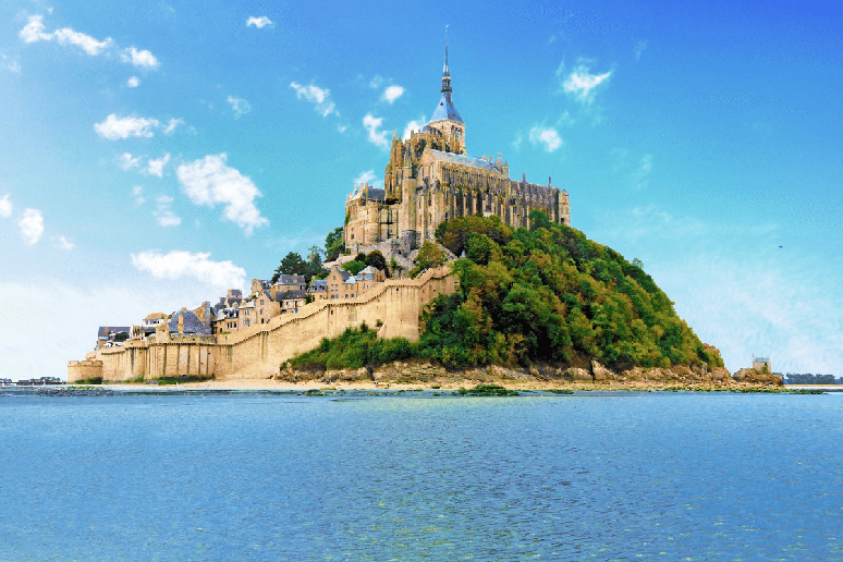 Le Mont-Saint-Michel &eacute; uma abadia medieval que se destaca em uma ilha cercada pelas &aacute;guas da Normandia 