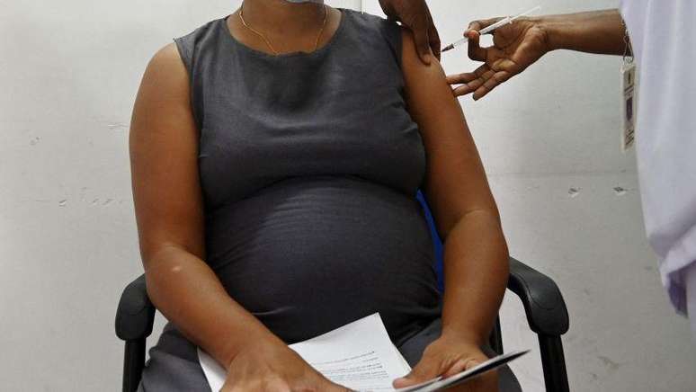 A vacina&ccedil;&atilde;o na gravidez protege tanto a m&atilde;e quanto o beb&ecirc;
