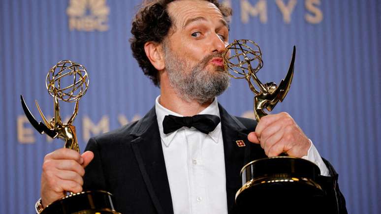 Matthew Rhys posa com o pr&ecirc;mio de Melhor Ator em Com&eacute;dia por &ldquo;Widow&rsquo;s Bay&rdquo; e o pr&ecirc;mio de Melhor Ator em Miniss&eacute;rie, Antol&oacute;gica ou Filme por &ldquo;The Beast in Me&rdquo;, durante a 78&ordf; edi&ccedil;&atilde;o do Primetime Emmy Awards, em Los Angeles, Calif&oacute;rnia, EUA, em 14 de setembro de 2026.