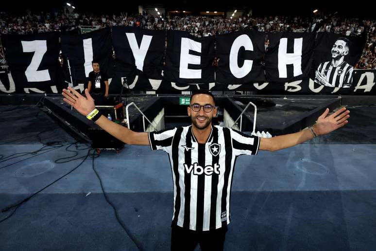 Ziyech j&aacute; caiu nas gra&ccedil;as da torcida do Botafogo &ndash;