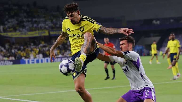 Samu Costa (E), do Al Nasser, disputa a jogada com Rafa Rodrigues, do Al Ain. &ndash;