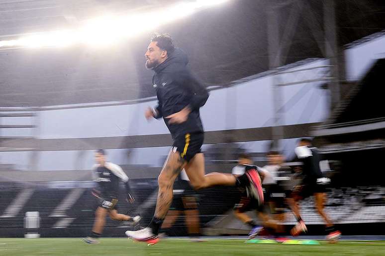 Telles corre e encara a chuva no Nilton Santos &ndash;