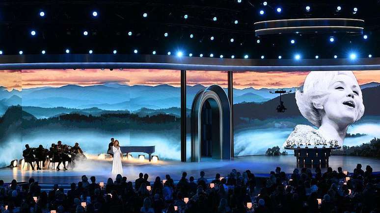 Reba McEntire cantou em homenagem a Dolly Parton