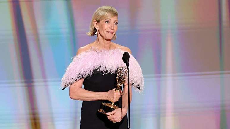 Allison Janney com seu Emmy por seu papel em A Diplomata