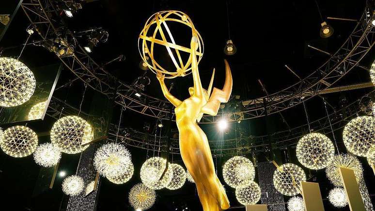 Uma est&aacute;tua do Emmy no Peacock Theater em 11 de setembro de 2025, em Los Angeles, Calif&oacute;rnia. (Foto: Frazer Harrison/Getty Images)